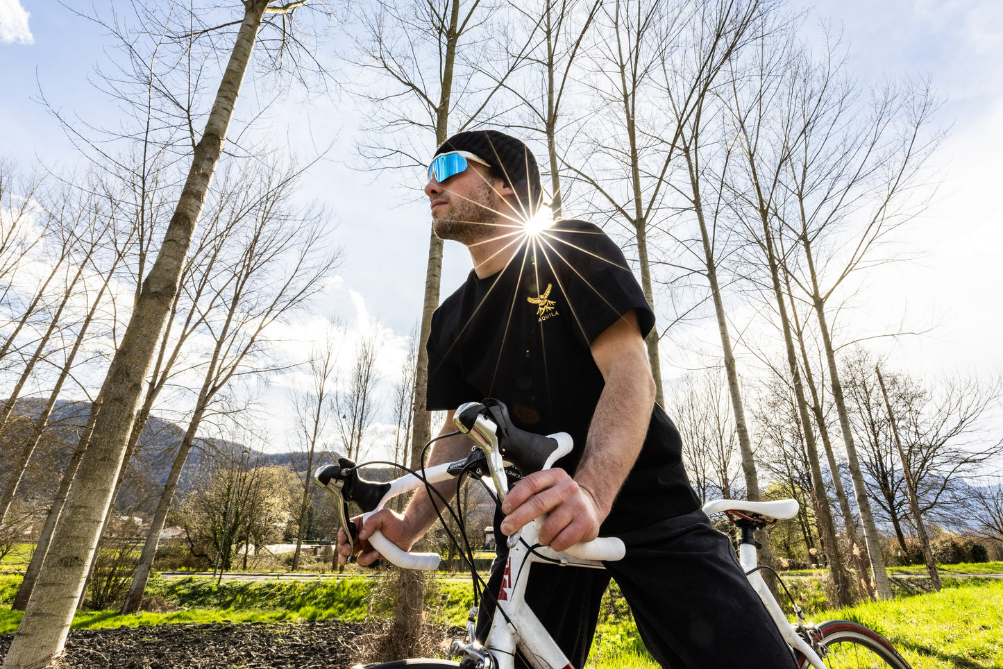 lunettes AQUILA mulisport bleues sur un vélo